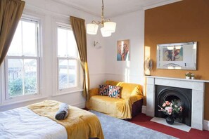 5 bedrooms, iron/ironing board, WiFi, bed sheets