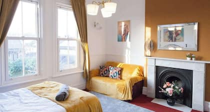 Spacious 220sqm House • 10-min Dr City Ctr/Heaton