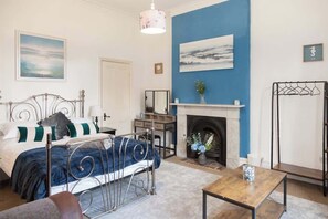 5 bedrooms, iron/ironing board, WiFi, bed sheets