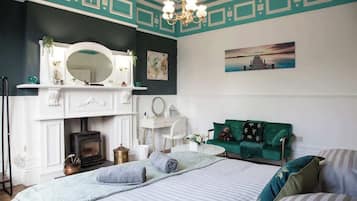 6 bedrooms, iron/ironing board, WiFi, bed sheets