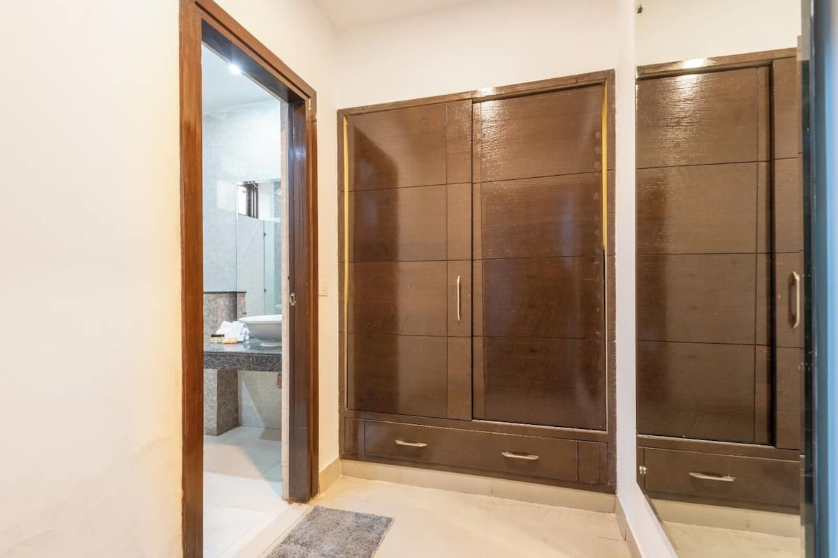 Quarto casal luxo, vista para a cidade | Banheiro | Chuveiro, toalhas de banho, sabonete, shampoo