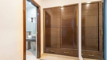 Quarto casal luxo, vista para a cidade | Banheiro | Chuveiro, toalhas de banho, sabonete, shampoo