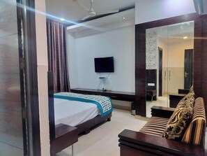Classic Double Room, 1 Queen Bed, Non Smoking, City View