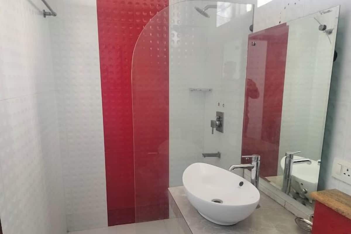 Quarto casal clássico, 1 cama Queen, para não fumantes, vista para a cidade | Banheiro | Chuveiro, toalhas de banho, sabonete, shampoo