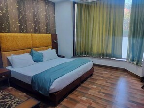 Habitación doble clásica, 1 cama Queen size, para no fumadores, vista a la ciudad | Escritorio, espacio para trabajar con laptop y insonorización 