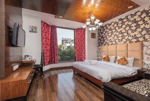 Quarto casal luxo, vista para a cidade | Escrivaninha, espaço de trabalho para notebook, quartos à prova de som