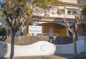 Un edificio con un letrero que dice "MANILA Tropical".
