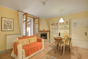 Family Studio, Mountainside (Francigena Pergola Apartment Shared) | Living area | 21-inch TV with satellite channels, fireplace - Francigena Pergola Apartment Shared Pool (Gambassi Terme)