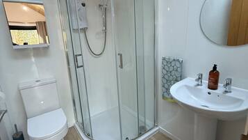 淋浴设施、吹风机、毛巾、肥皂