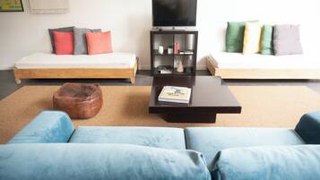 Smart TV, libri, impianto stereo, monitor per computer