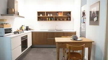 Een koelkast, een microgolfoven, een oven, een kookplaat