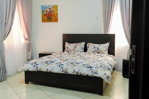 3 bedrooms, iron/ironing board, WiFi, bed sheets - Spacious 3-bedroom apartment in Cantonments, Accra (Accra)