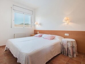 4 bedrooms, iron/ironing board, Internet, bed sheets