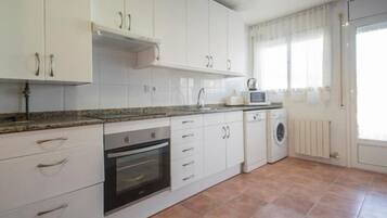 Een koelkast, een magnetron, een oven, een vaatwasser