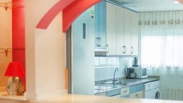 Een koelkast, een magnetron, een oven, een vaatwasser