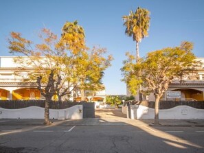 المنطقة المحيطة بالمنشأة