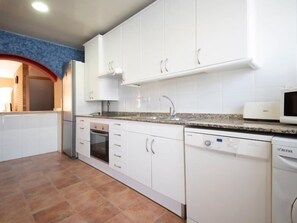 Fridge, microwave, oven, dishwasher - R142 Manila Resort Centrales (Calafell)