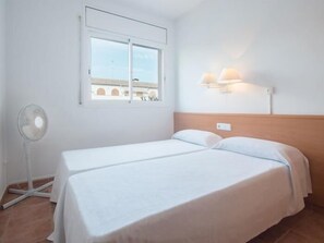 4 slaapkamers, een strijkplank/strijkijzer, internet, beddengoed