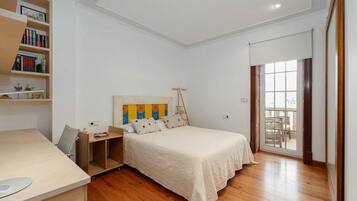 3 habitaciones, tabla de planchar con plancha, wifi y ropa de cama