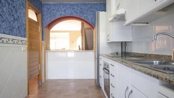 Een koelkast, een magnetron, een oven, een vaatwasser