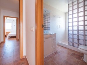 Douche, sèche-cheveux, serviettes fournies