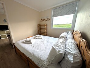 2 室のベッドルーム、WiFi (無料)、ベッドシーツ