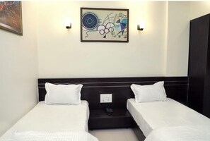1 habitación, insonorización y tabla de planchar con plancha