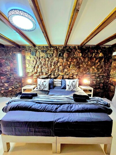 Luxury Guesthouse Co @ FlintstoneHouse
5bedroom house in phenomenal Marloth Park