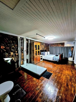 5 bedrooms, WiFi, bed sheets