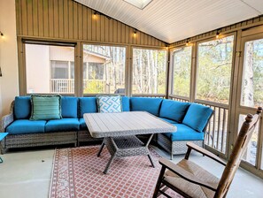 Smart TV - Relaxing Retreat in VBW, Bethany Beach – 3BR Townhome with Porch & Pool Access (Bethany Beach)