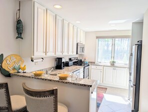 Fridge, microwave, oven, stovetop - Relaxing Retreat in VBW, Bethany Beach – 3BR Townhome with Porch & Pool Access (Bethany Beach)