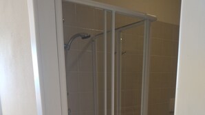 A bathroom with a glass-enclosed shower, a sink, and a toilet. - Charming 1-bedroom apartment in Lerici with WiFi, AC (Lerici)