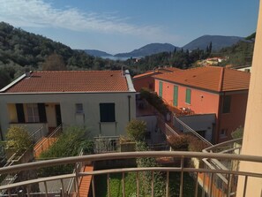 Property grounds - Charming 1-bedroom apartment in Lerici with WiFi, AC (Lerici)