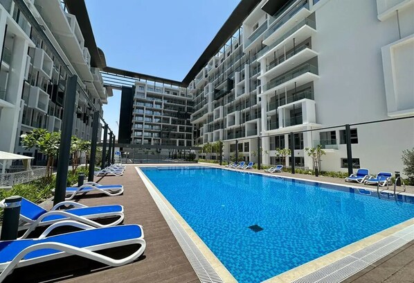 Outdoor pool - Bloomfields Grandeur STU in Oasis Masdar (Abu Dhabi)