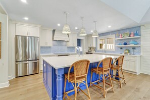 Fridge, microwave, oven, stovetop - FULLY RENOVATED, Gorgeous 3 Bedroom Sea Pines Home - Private Pool - Golf View (Hilton Head Island)