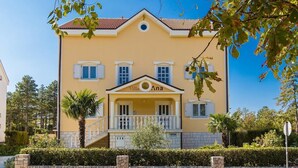 A yellow villa with a balcony, a sign reading "Villa Ana," and a stone staircase leading to the entrance. - Apartman Villa Ljiljana 6 (Jadranovo)