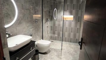 Executive kamer | Badkamer | Een douche, een haardroger, pantoffels, handdoeken