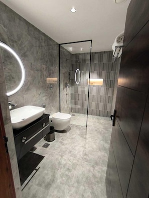 Executive Room | Bathroom | Shower, hair dryer, slippers, towels