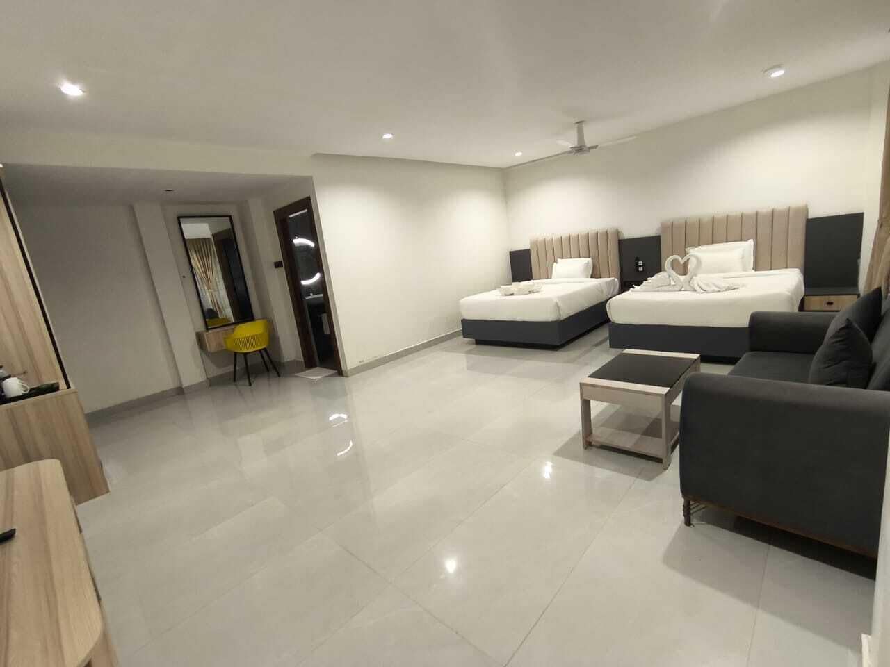 Deluxe Double Room | Desk, laptop workspace, bed sheets