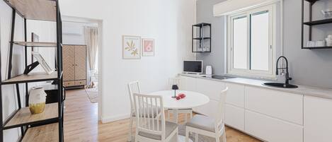 Cafetera de espresso, cafetera y tetera, tetera eléctrica y condimentos