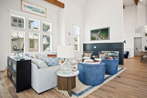 Älytelevisio, takka, DVD-soitin, kirjoja