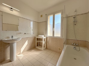 Haartrockner, Handtücher, Toilettenpapier