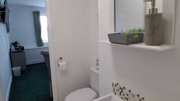 Kamar Double Superior | Kamar mandi | Shower, handuk, sabun, dan sampo