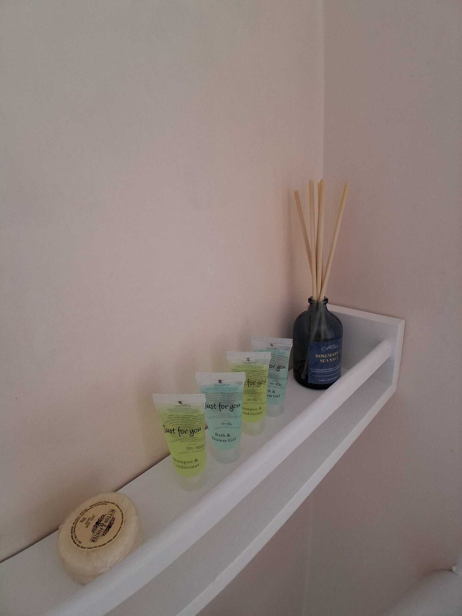 Douche, serviettes fournies, savon, shampooing