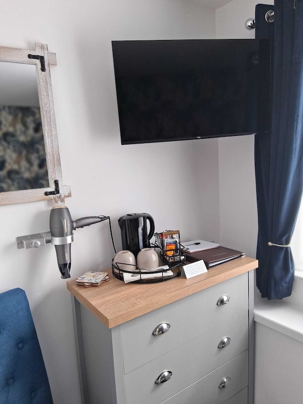 Family Quadruple Room | Living area | 20-inch flat-screen TV with cable channels - The Barbican Hotel (Paignton)