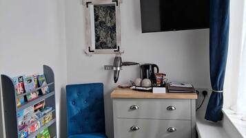 Family Quadruple Room | Iron/ironing board, free WiFi