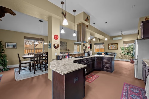 Hot Tub & Gym | Minutes to Red Rocks Ampitheater | Sauna