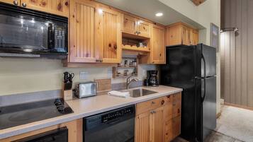 Lemari es, microwave, oven, dan kompor