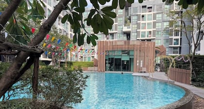 Condo pool gym wifi big shopping mall boat train bus 5 min by walk night market