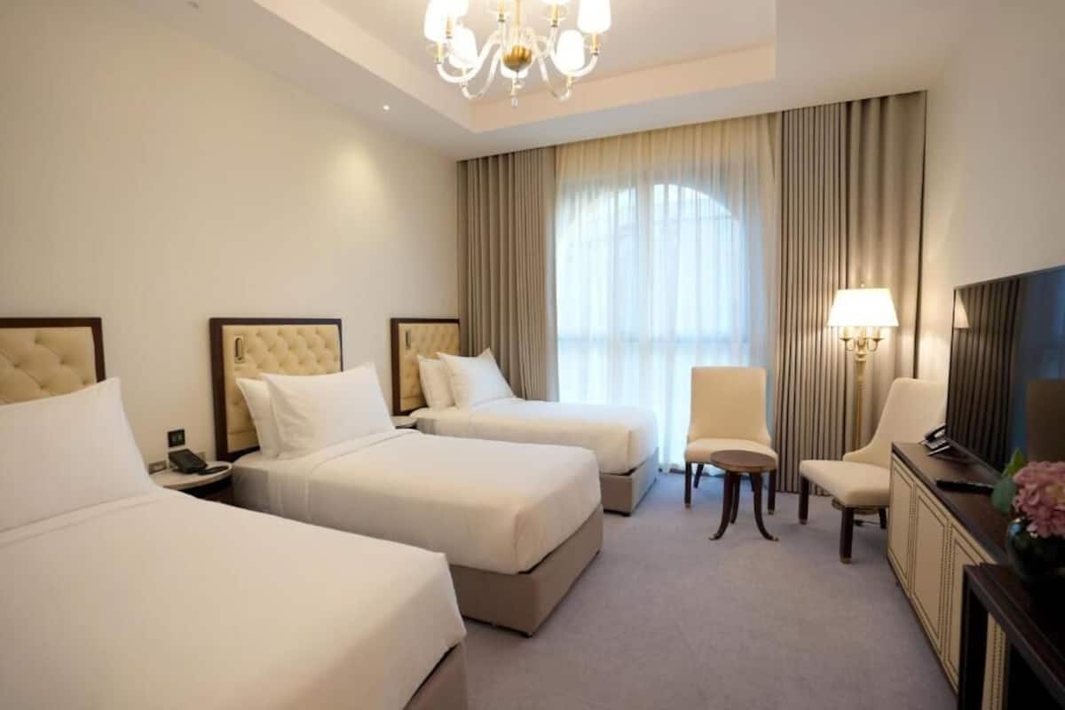 Deluxe Triple Room City View | Ücretsiz beşik/çocuk yatağı, ücretsiz kablosuz İnternet, çarşaf takımı